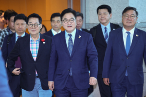 中 전승절 열병식 시작 전 손 맞잡은 우원식·김정은