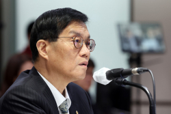한은 ‘가계부채’ 난타…이창용 “서울 인구 유입 해소해야” [2025 국감]
