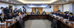 채권단 지원 ‘당근’에도…석화업계, 반색 대신 ‘속앓이’