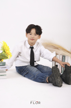 플로르 방송제작사, 2025 가을 화보 공개… 안지후·엄희건 모델과 함께한 따뜻한 계절의 감성