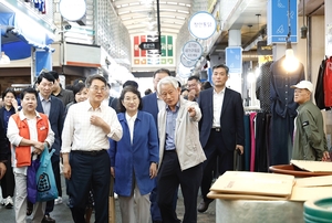 김동연, 추석 연휴 첫날 파주 문산자유시장 방문...민생현장 점검