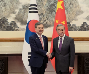 한·중 외교장관 “북중관계, 한반도 비핵화 기여해야...역내 안정 노력”