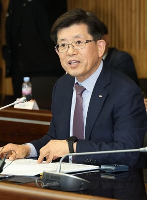 ‘주가 2배’ 높인 빈대인 BNK금융 회장…연임 고개 넘을까