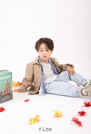 플로르 방송제작사, 2025 가을 화보 공개… 유동우·이나겸 모델과 함께한 경쾌한 가을 분위기