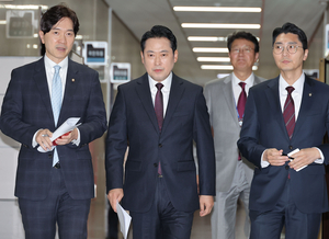 장동혁, 10분간 尹면회...민주당 “내란 주범 미화”