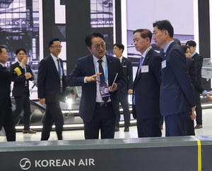 [포토 뉴스] ADEX 2025 현장 둘러보는 우기홍 대한항공 부회장