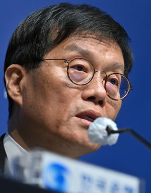 연내 기준금리 인하 물 건너가나…이창용 “11월 변수 많다”