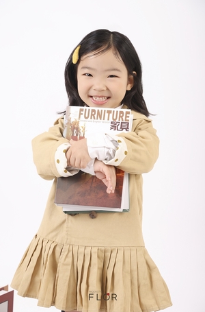 플로르 방송제작사, 2025 가을 화보 공개! 이서은·이소영 모델과 따뜻하고 경쾌한 가을 감성 선보여