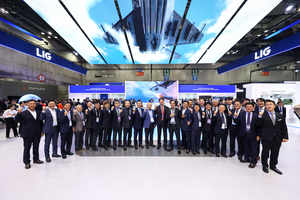 신익현 LIG넥스원 대표, ADEX 2025 전시장에 협력사 모임 전시 공간 마련