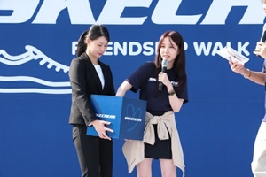 [포토뉴스] 럭키드로우 시상을 진행하는 박은빈