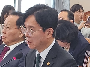 [2025국감] 김영훈 노동장관 “건설사, 산재사고 과징금 내는 일 없어야”