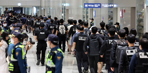 ‘피해자이자 범죄자’ 한국인 64명 귀국…전부 체포돼 경찰 압송