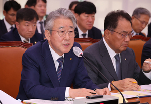 1억 수수 의혹에 인사 지적…강호동 농협 회장 국감서 ‘집중추궁’