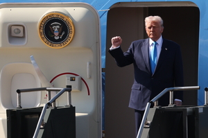 [경주 APEC]트럼프, 김해공항 입국…‘주먹 불끈’ 첫 인사