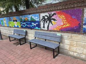 신세계百, 폐 유니폼 활용한 ‘리뉴 벤치’ 지역 사회 기증