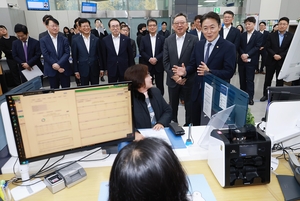 “스마트폰 못 써도 OK”…은행 창구에서 오픈뱅킹·마이데이터 된다