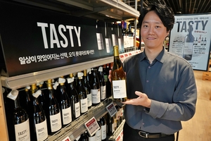 연말 주류 성수기…가성비·협업 와인 내놓는 유통가
