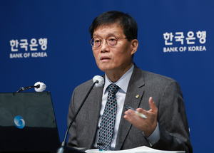 “금리 동결이 갈랐다”...은행·보험은 숨통, 카드사 울상