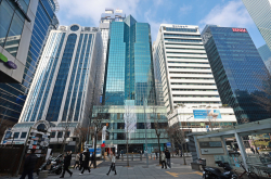 [2025ETF㊦] 몰리는 뭉칫돈에 운용사 경쟁 ‘박터져’…과열 양상에 베끼기 관행 지적도