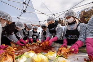 [저축은행 풍향계] SBI저축은행, 김장 봉사활동 ‘온기 담금 캠페인’ 진행 外