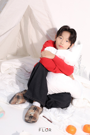 플로르 방송제작사, 2025 겨울 화보 공개… 모델 문지찬·박상우의 포근한 순간