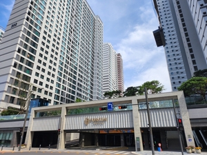 [임진영의 아파토피아] 수십억 고가아파트 임대 세대. ‘주거복지인가, 낙인인가’