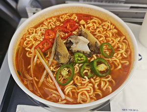 [현장] “9000원에 전복까지 ‘혜자 구성’”…파라타항공 기내 라면 서비스의 ‘취향 저격’