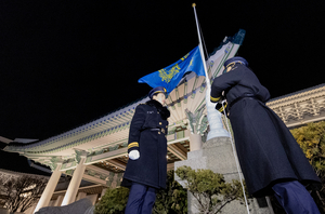 봉황기 다시 걸린 청와대…李 대통령 출근해 업무 시작