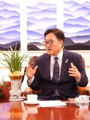 [신년 단독인터뷰] 우원식 “민생·경제·외교 안정이 국회 역할…탄소중립 모범 보일 것”