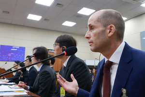 말썽꾸러기 쿠팡의 ‘역설’…국회 문턱 못 넘던 ‘온플법’ 급물살 탄다