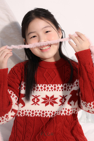 플로르 방송제작사, 2025 겨울 화보 공개…모델 유하린·유하원의 따뜻한 겨울