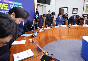 “반드시 승리하겠다” 민주당 최고위원 3명 동시 사퇴