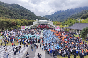 문경시 2025년 문경새재, 방문객 400만 명 돌파...‘붉은 말의 해’ 맞아 중앙시장서 행운 이벤트