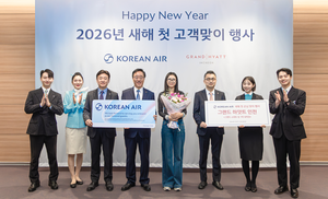 대한항공, 인천공항서 2026년 첫 입국 승객 환영 행사…항공권·숙박권 증