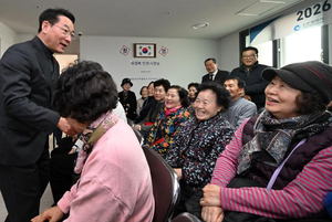 유정복, 인천형 스마트 경로당 방문해 안부와 현장 점검