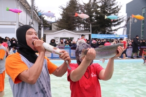 “올겨울도 평창에서” 오대천 가득 채운 웃음과 열기…9일, 평창송어축제 개막