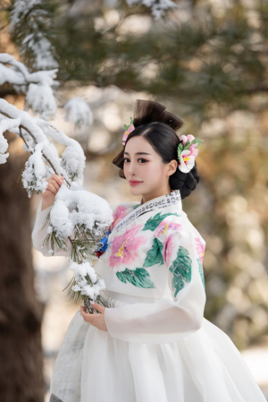 이선영 프리미엄 한복패션쇼 빛낸 신인 모델 안로아, 모던·트렌디 감각으로 주목