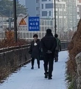 [클릭! 3분 건강] 빙판길에 살짝 넘어졌는데…고관절 ‘뚝’