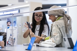 14년만에 애플에 덜미…삼성 모바일 올해 ‘고난의 행군’ 예고