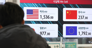 “달러 팔면 우대금리도 드려요”...은행도 난감한 환율 대응