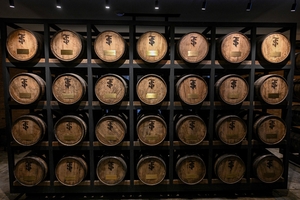 위스키 저렴해질까…술 소비 급감에 재고 역대급으로 쌓여