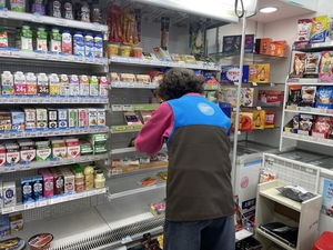 [실버이코노미] ㊥ “첫 월급으로 손주 용돈 줬어요”…시니어·사회 연결 통로된 편의점