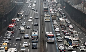 설연휴 첫날 귀성길 ‘서울→부산 4시간30분’...19시부터 혼잡 해소