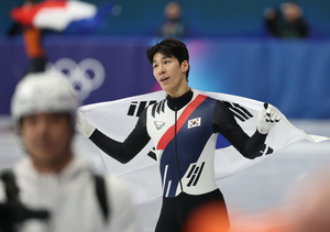 쇼트트랙서 황대헌 은메달...李대통령 “대단하고 자랑스러워”