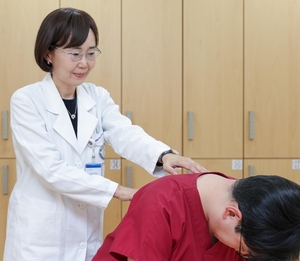 명절 피로 풀어주는 스트레칭·지압법 “몸 풀고, 숨 고르고, 꾹꾹 누르기”