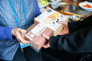 토스뱅크, 독거 어르신들에 설 명절 먹거리 전달