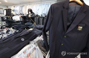 ‘등골 브레이커’ 교복 가격잡기 나선 정부…업계는 긴장