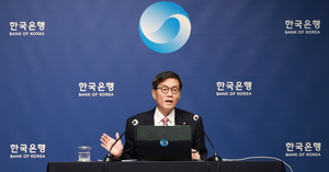 반도체 호황 속 ‘편중 성장’...한은, 올해 성장률 2%로 상향