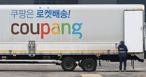 [유통업계 배송전쟁-下] ‘탈팡’에 판 흔들리나…유통법 개정도 변수