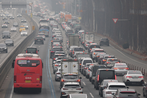 [고속도로 교통상황] 서울→부산 7시간…연휴 둘째 날도 귀성길 정체